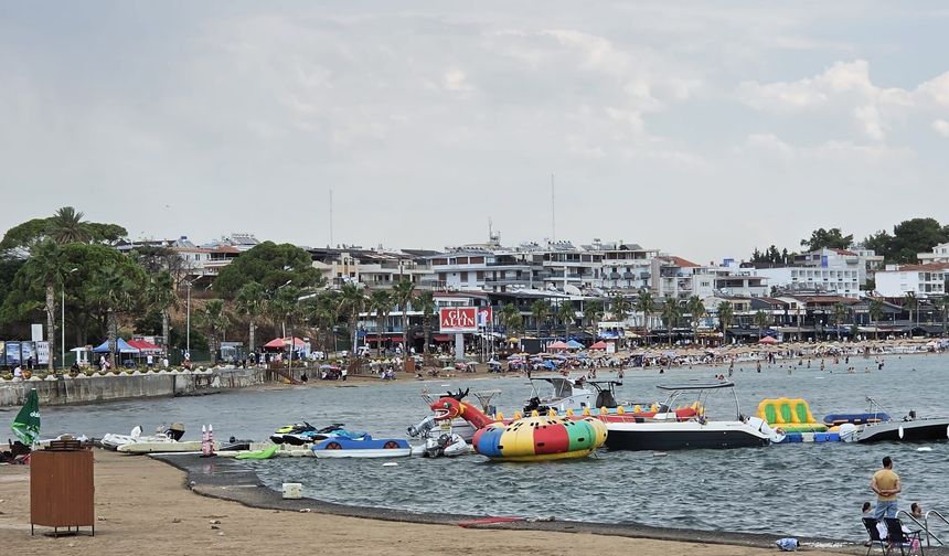 Didim’de yağmur sahilleri boşalttı