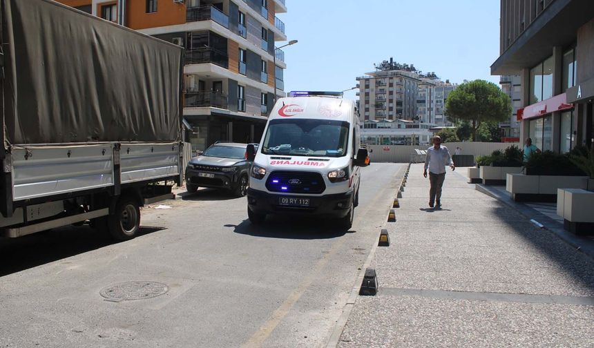 Apartmanın merdivenlerinden düşen yaşlı adam hastanelik oldu