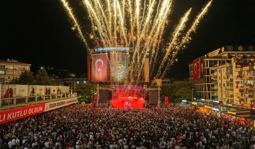 Başkan Çerçioğlu on binlerce Aydınlıyı Atatürk Kent Meydanı’nda Kurtuluş coşkusunda buluşturdu