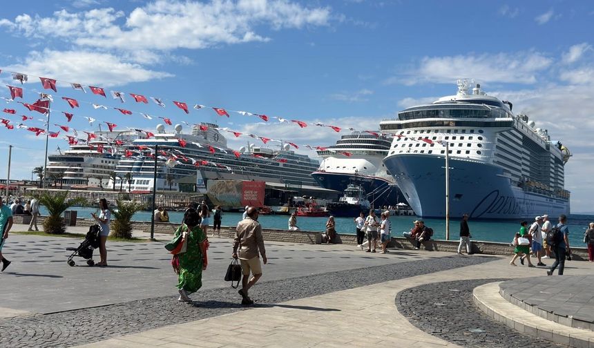Kuşadası’na 4 kruvaziyerle 11 bin 811 turist geldi