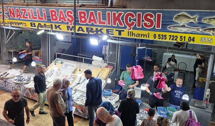 Nazilli’de balık tezgâhları şenlendi.. Balıkçı esnafından yoğun mesai