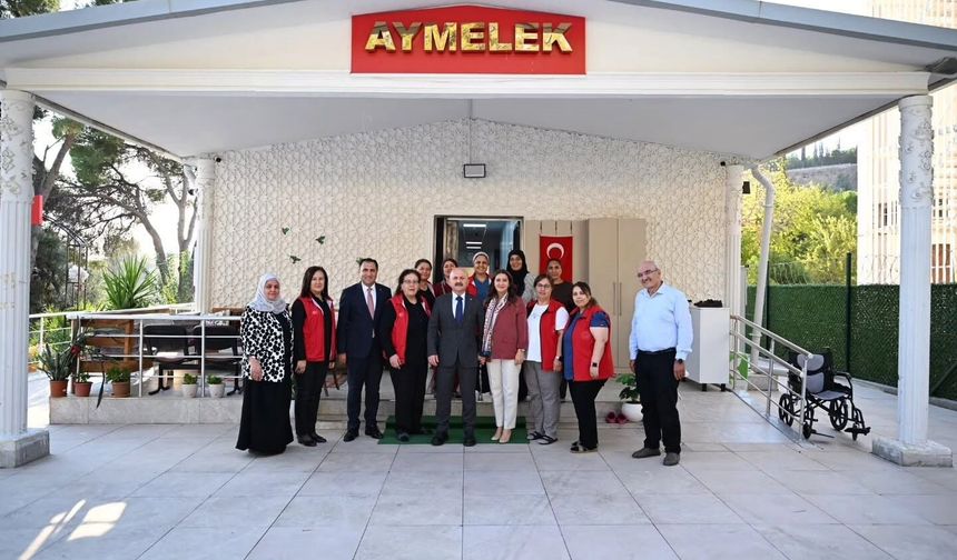 Aydın Valisi Varol yaşlı çınarların gönlünü aldı