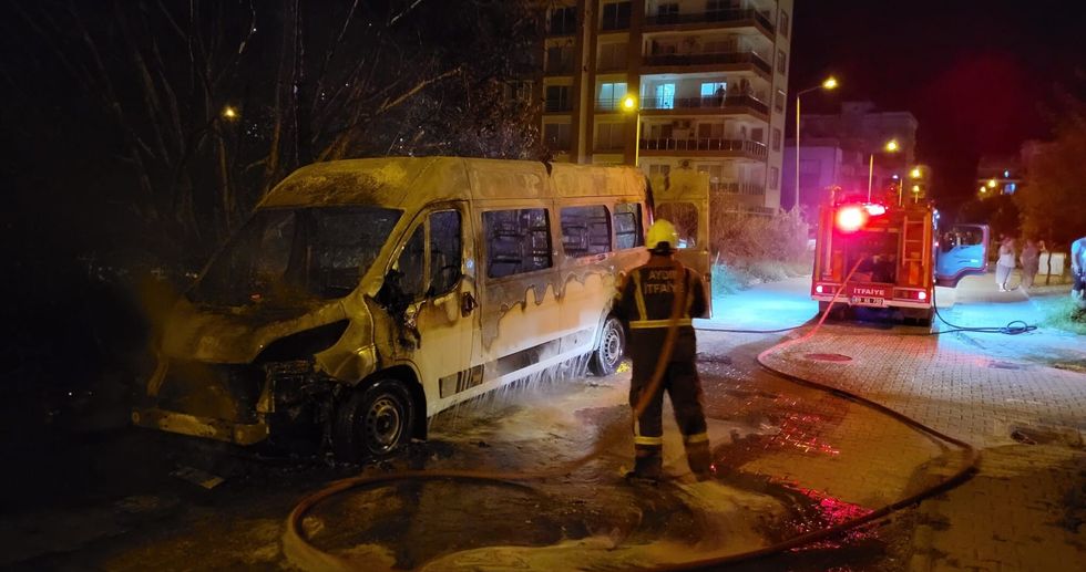 Minibüs alevlere teslim oldu
