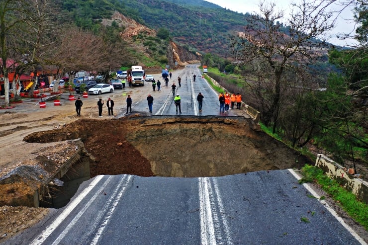 Aydin Selçuk Yol Çökme1 Aa