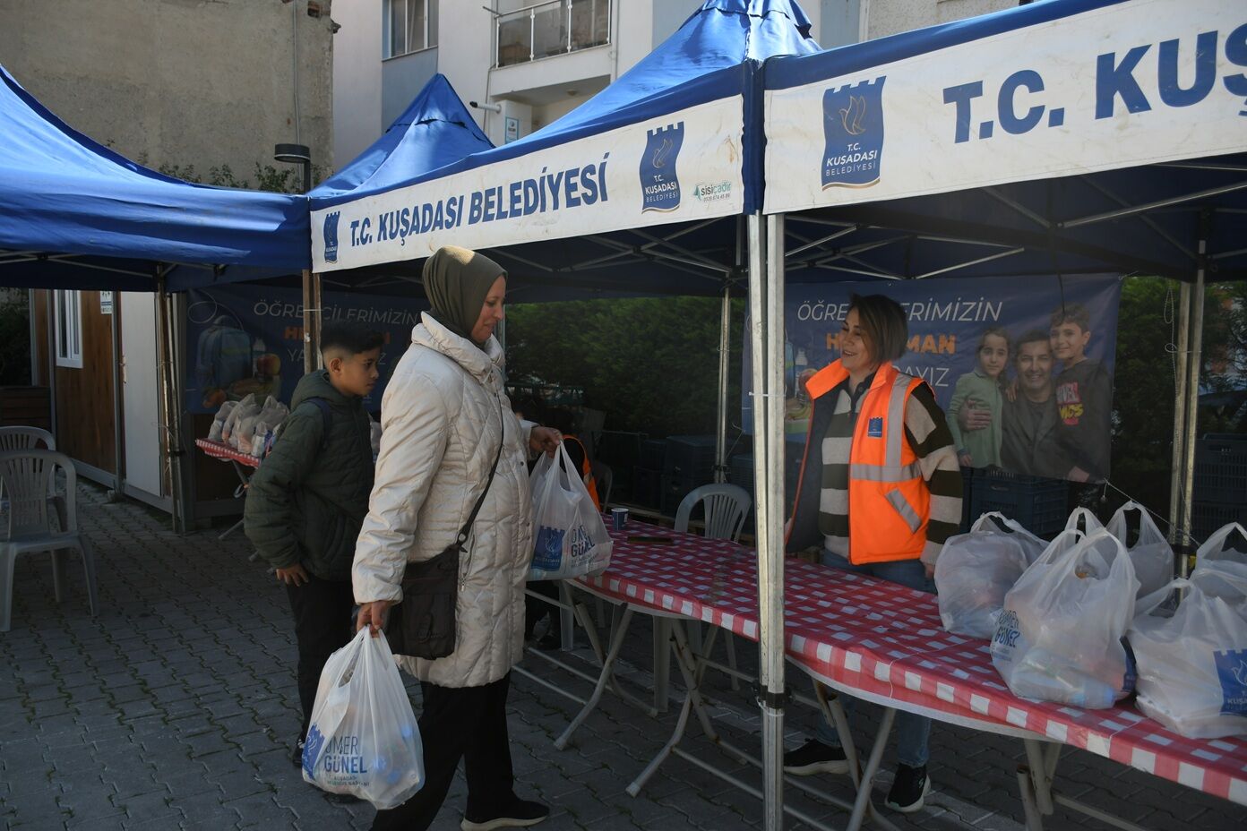 Kuşadasi Beledi̇yesi̇’ni̇n Beslenme Çantasi Projesi̇ Kararlilikla Sürüyor (1)