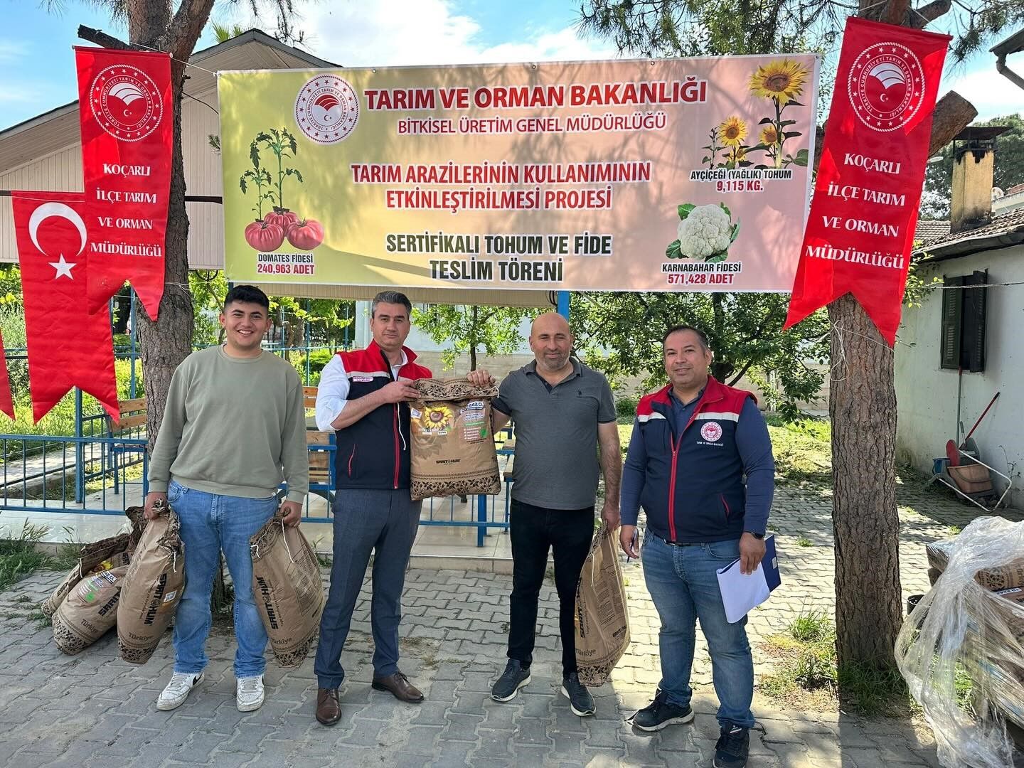 Koçarlı'da 3 Bin Kilo Ayçiçeği Tohumu Üreticilere Dağıtıldı (3)