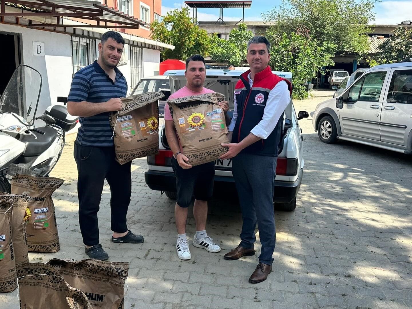 Koçarlı'da 3 Bin Kilo Ayçiçeği Tohumu Üreticilere Dağıtıldı (5)