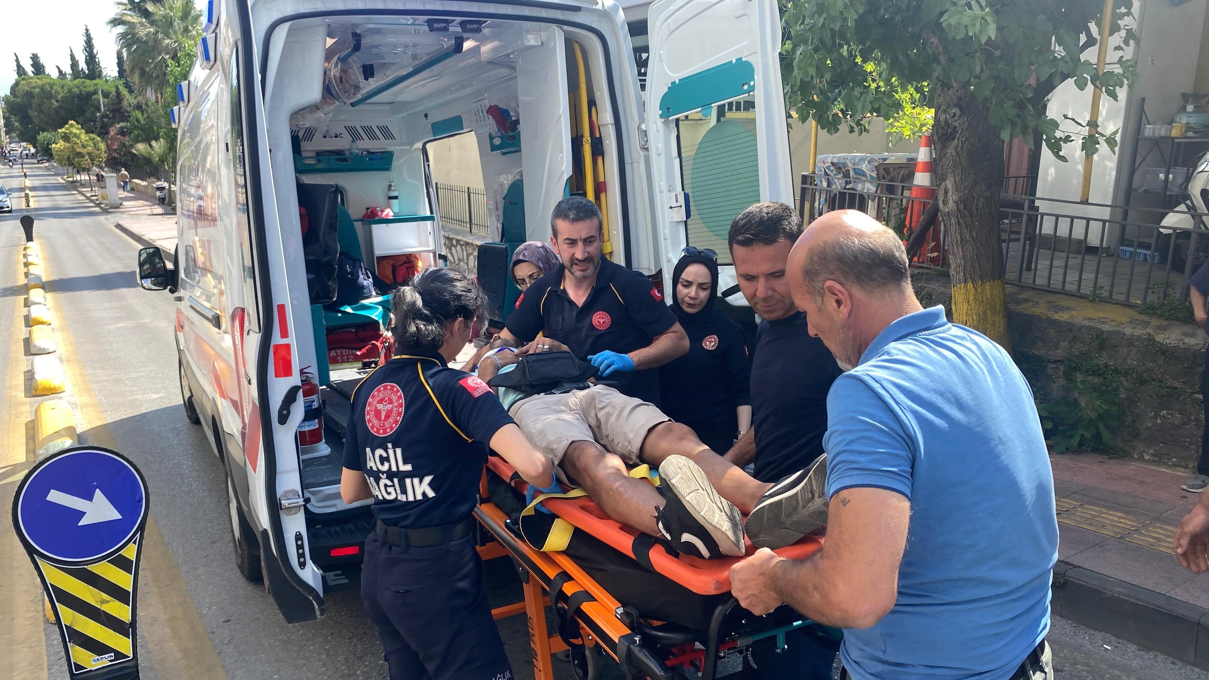 Aydın’da Kamyonetin Çarptığı Yaya Hastaneye Kaldırıldı (2)