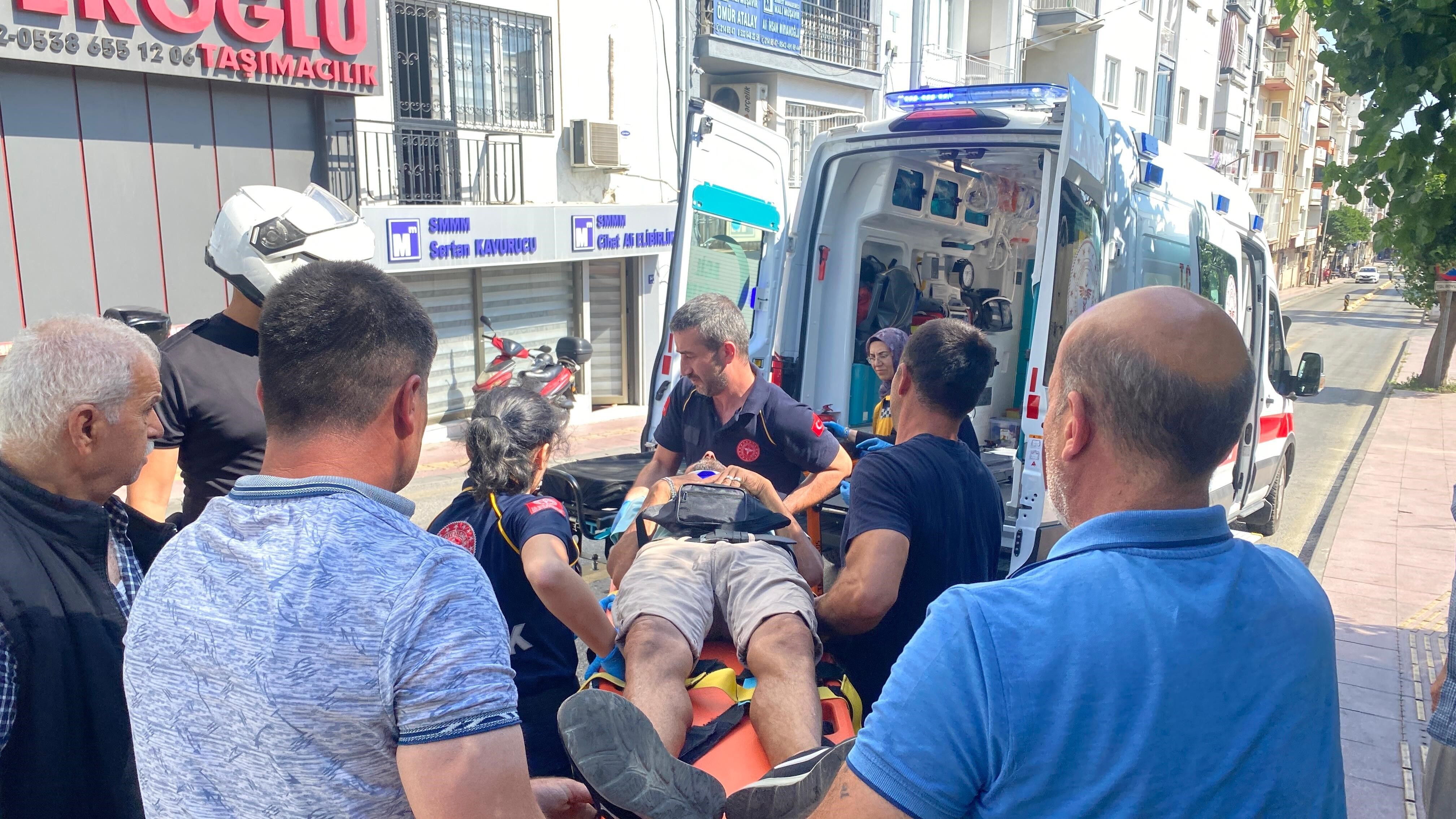 Aydın’da Kamyonetin Çarptığı Yaya Hastaneye Kaldırıldı (3)