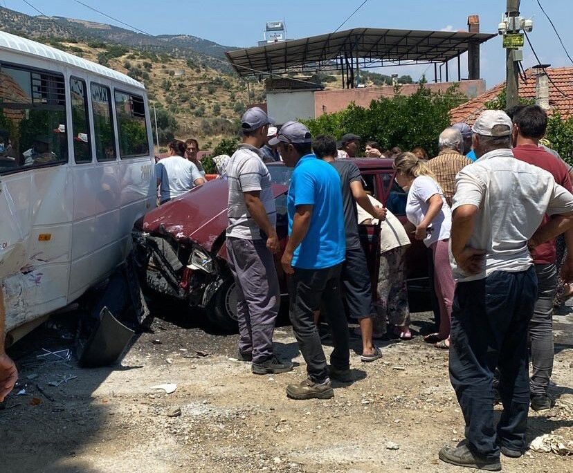 Bozdoğan’da Işçi Servisi Ile Otomobil Çarpıştı3 Yaralı (2)