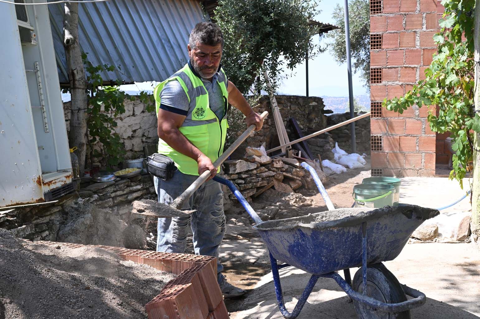 Çerçioğlu Talimat Verdi, Büyükşehir Ekipleri Ümmü Teyzenin Yardımına Koştu (6)