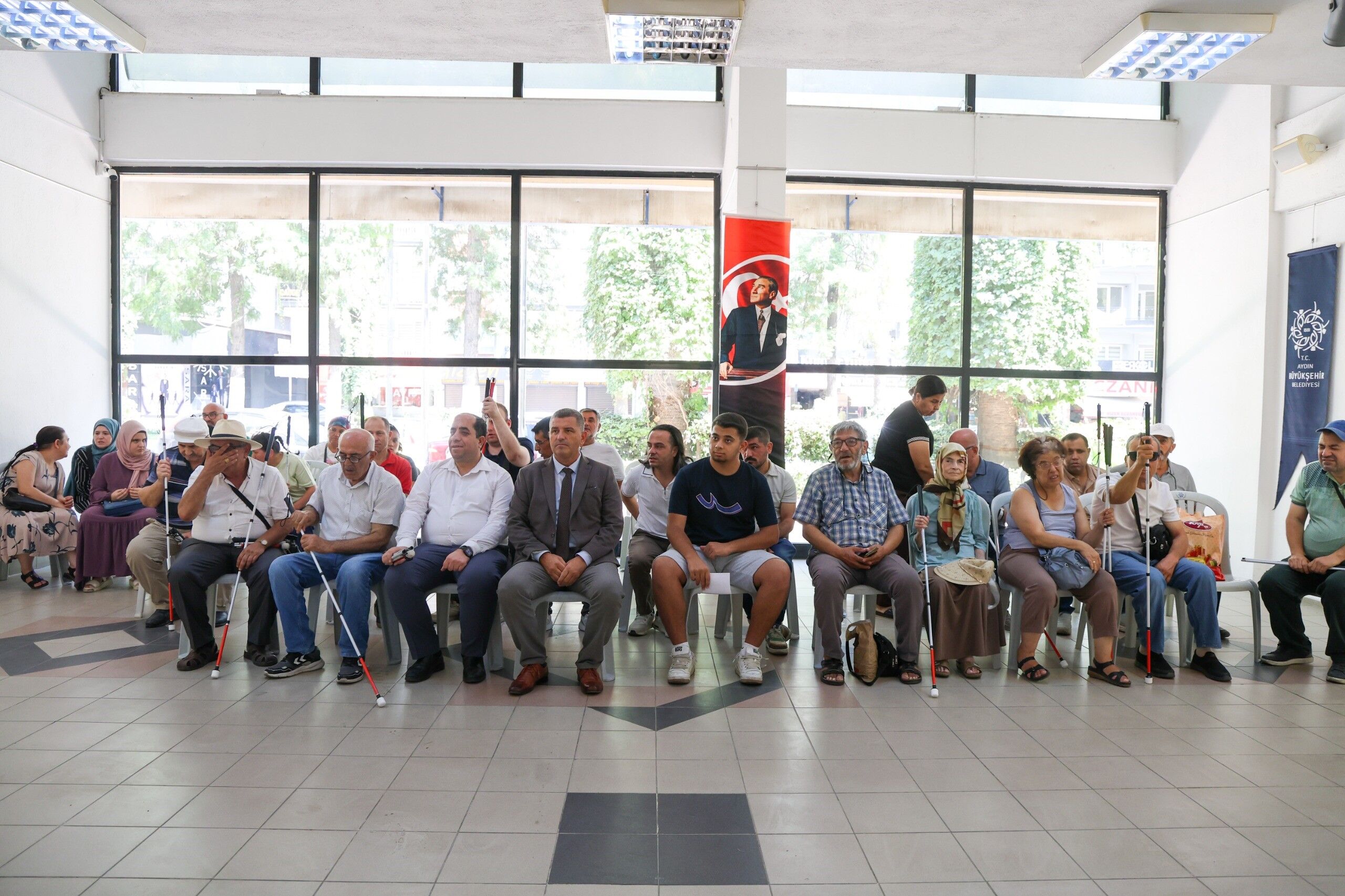 Başkan Çerçioğlu’ndan görme engelli vatandaşlara beyaz baston desteği