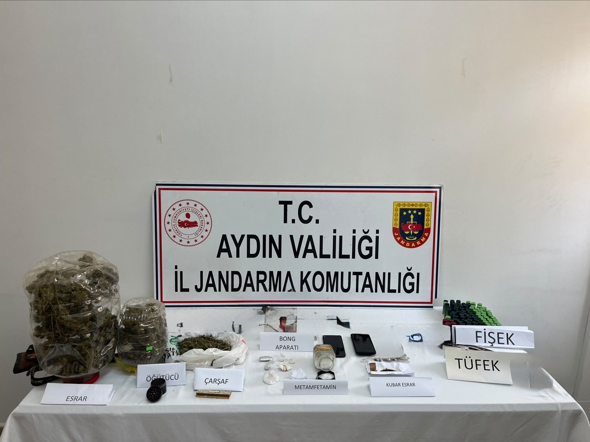 11 adrese eş zamanlı baskın: 12 gözaltı
