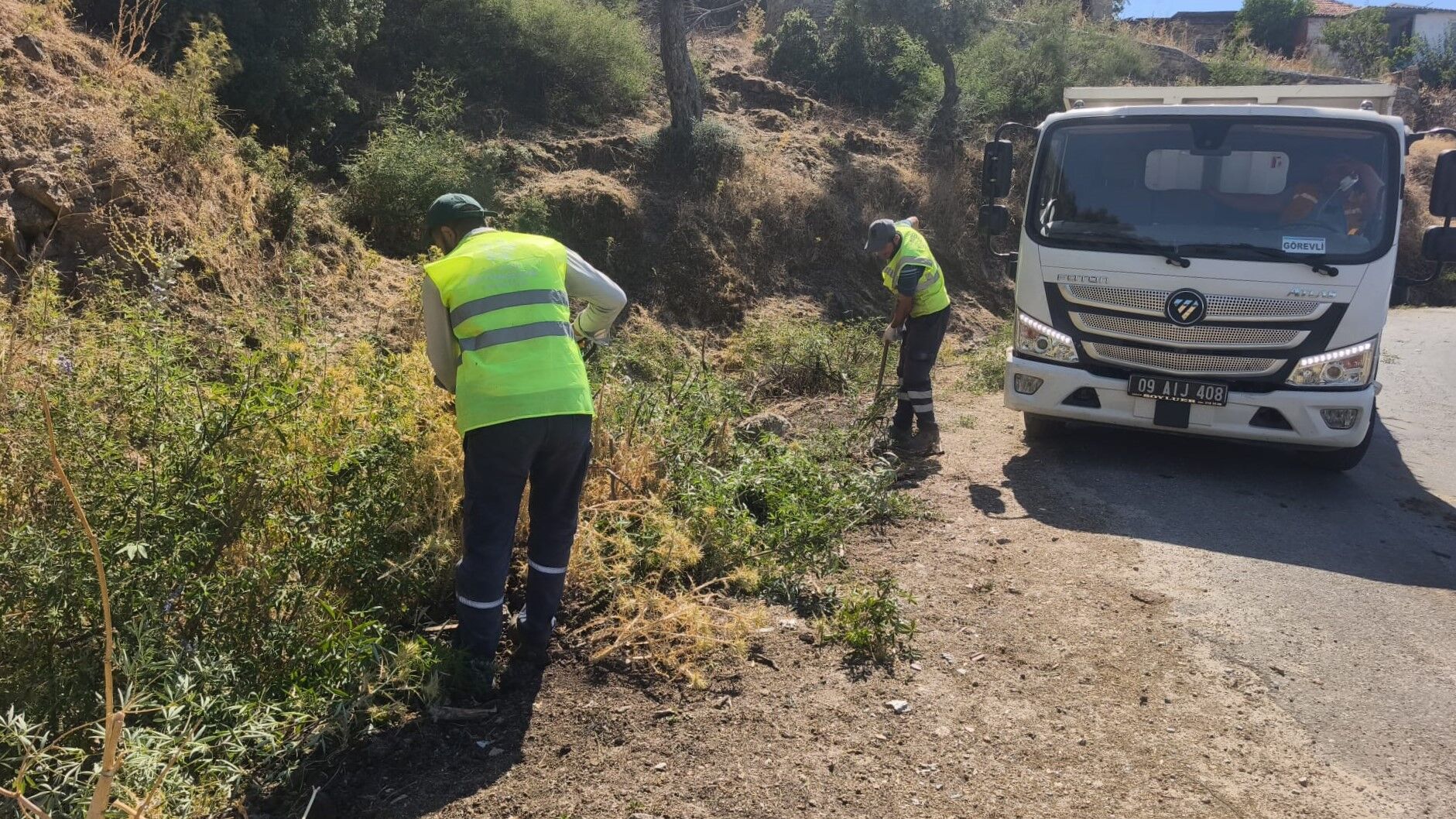 Başkan Çerçioğlu Öncülüğünde Yeşil Alanlarda Kapsamlı Bakım Ve Düzenleme Çalışması (2)