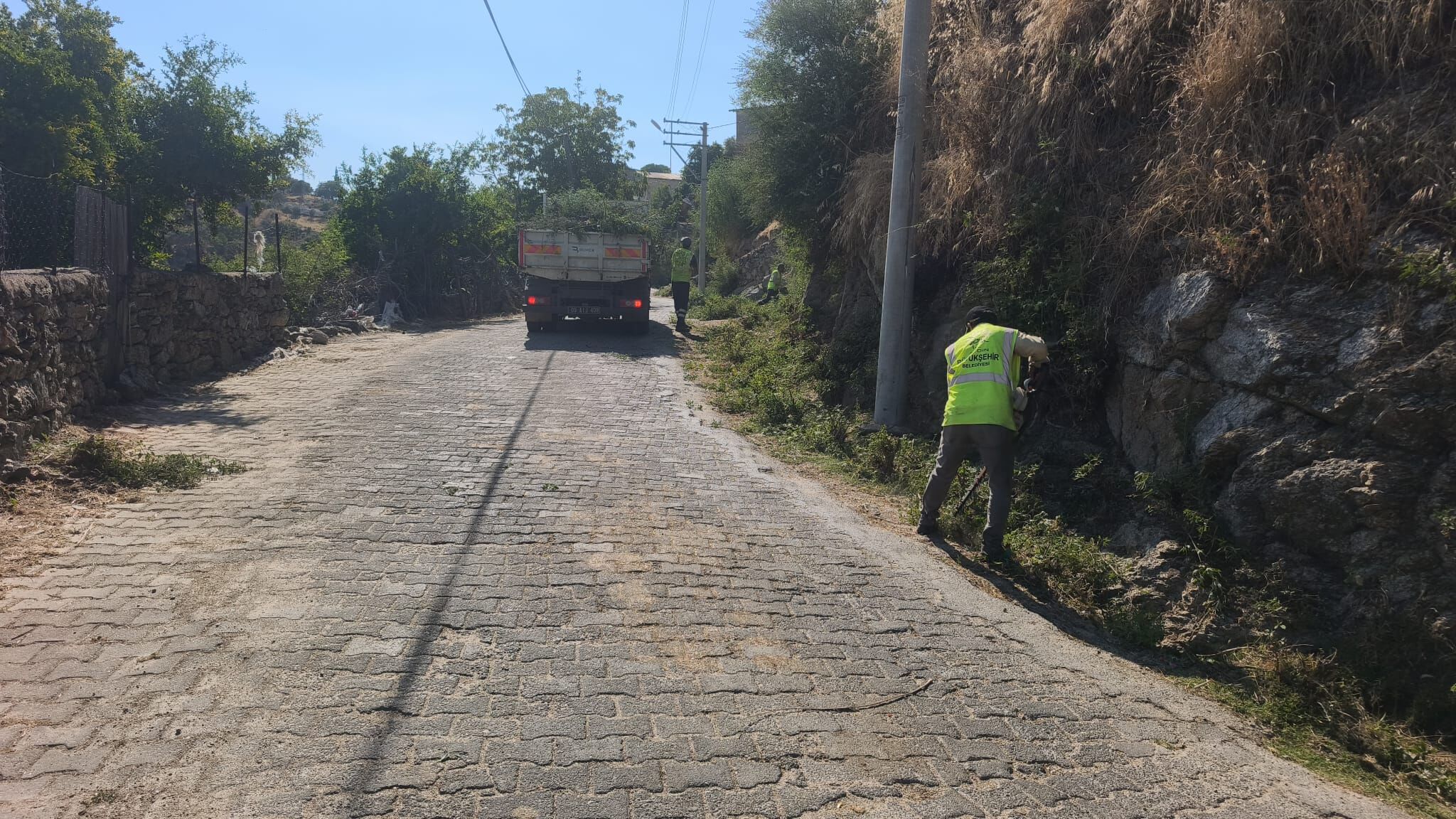 Başkan Çerçioğlu Öncülüğünde Yeşil Alanlarda Kapsamlı Bakım Ve Düzenleme Çalışması (6)