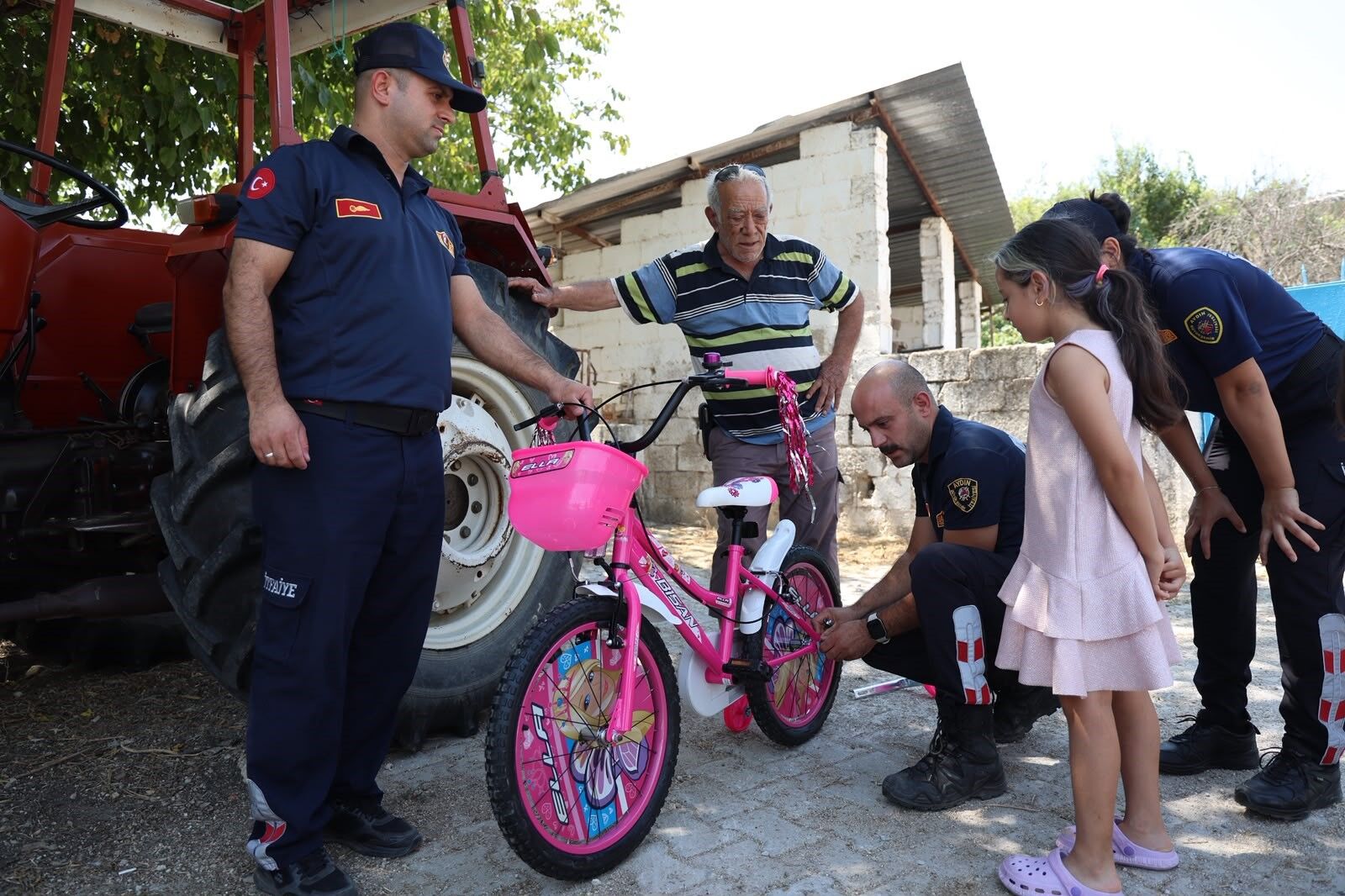 Başkan Çerçioğlu Yangında Bisikleti Yanan Hazal’ın Yüzünü Güldürdü (3)