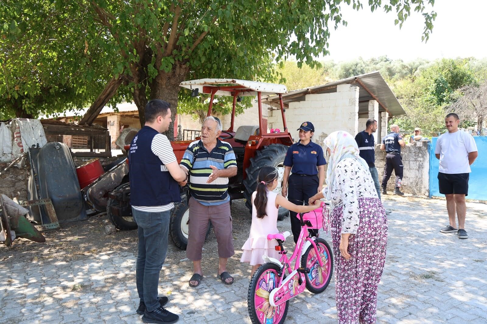 Başkan Çerçioğlu Yangında Bisikleti Yanan Hazal’ın Yüzünü Güldürdü (6)