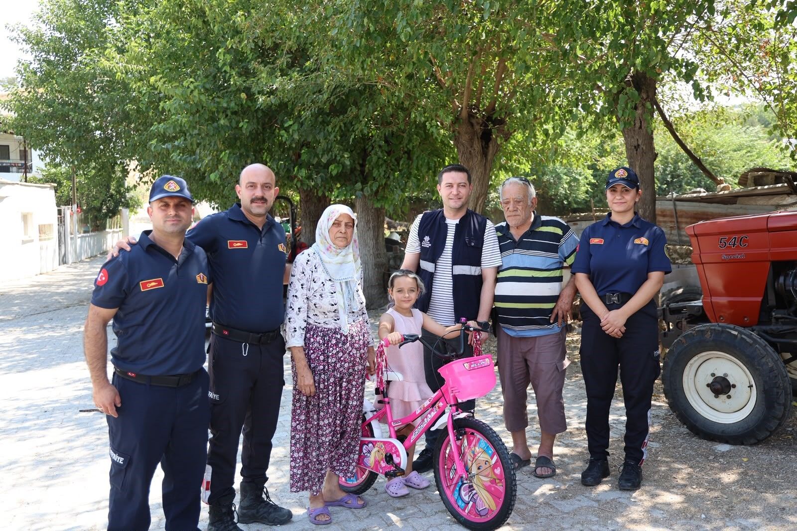 Başkan Çerçioğlu Yangında Bisikleti Yanan Hazal’ın Yüzünü Güldürdü (8)