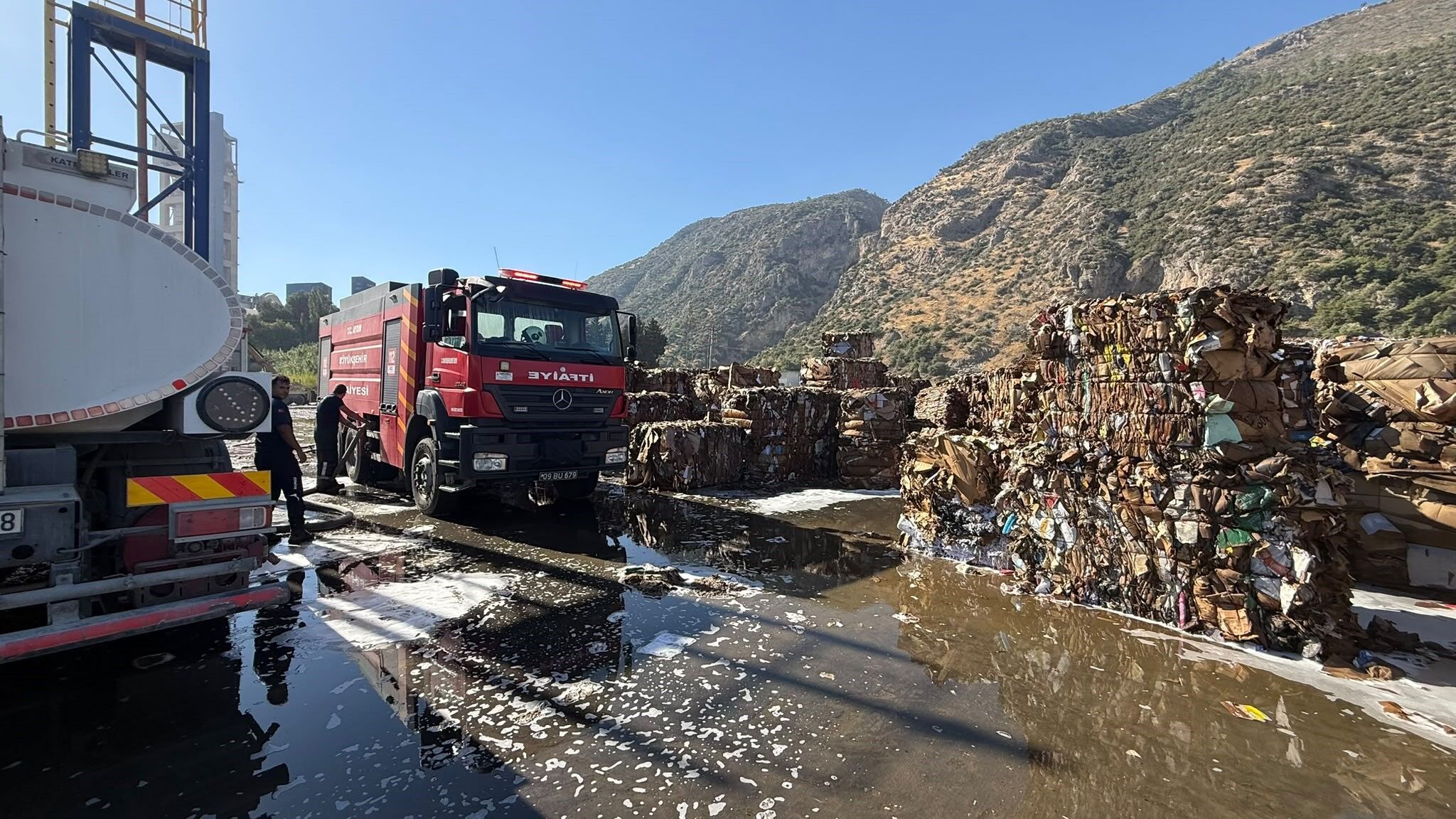 Kağıt fabrikası yangınına itfaiyeden hızlı müdahale