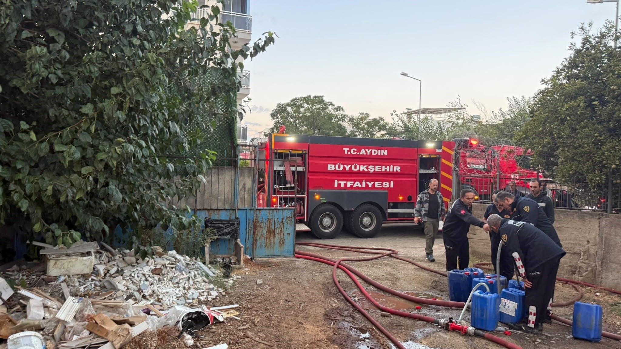 Aydın’da Odun Deposunda Yangın Çıktı (3)