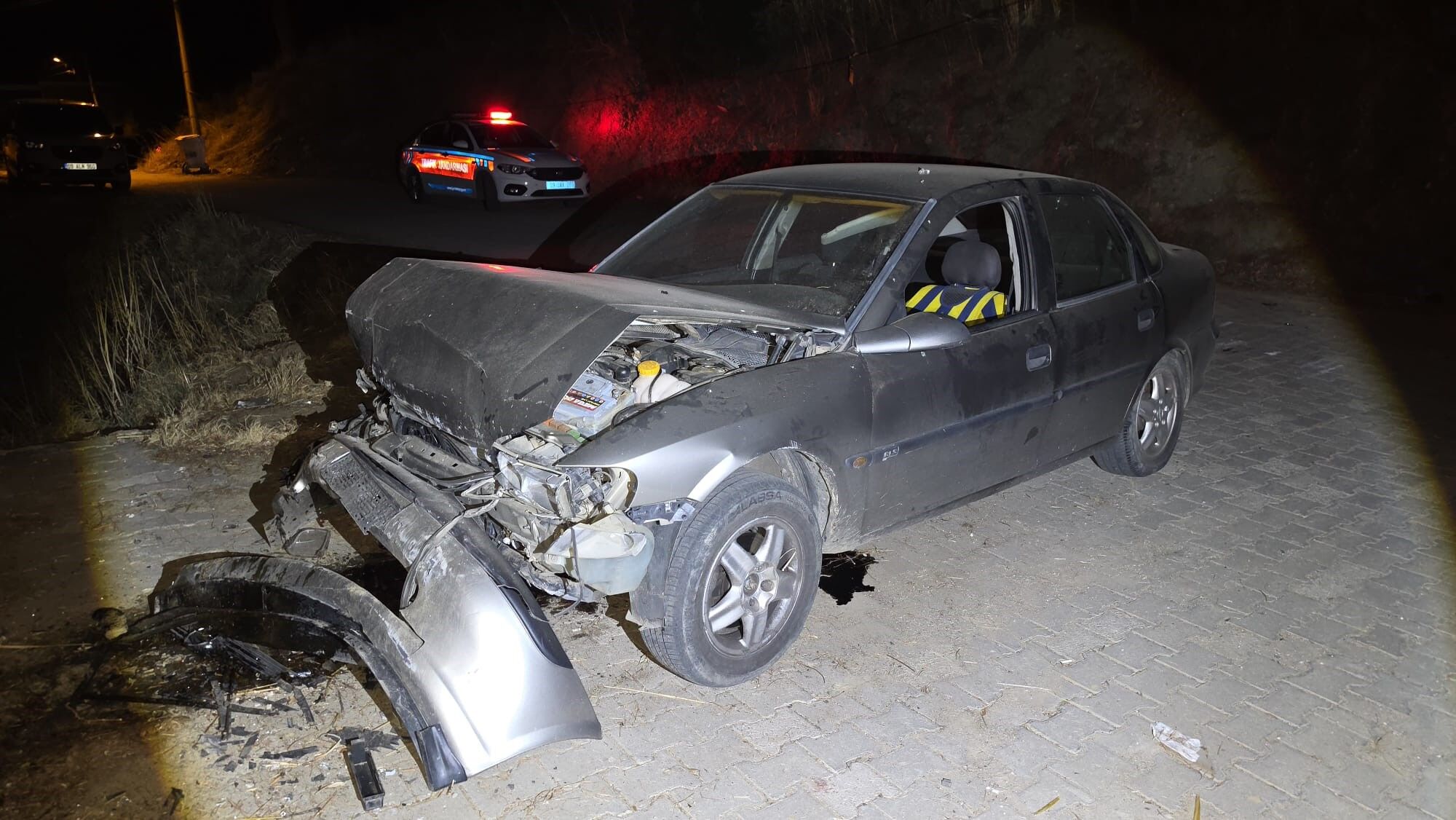 Uçuruma yuvarlanan otomobilde sıkışan sürücü kurtarıldı