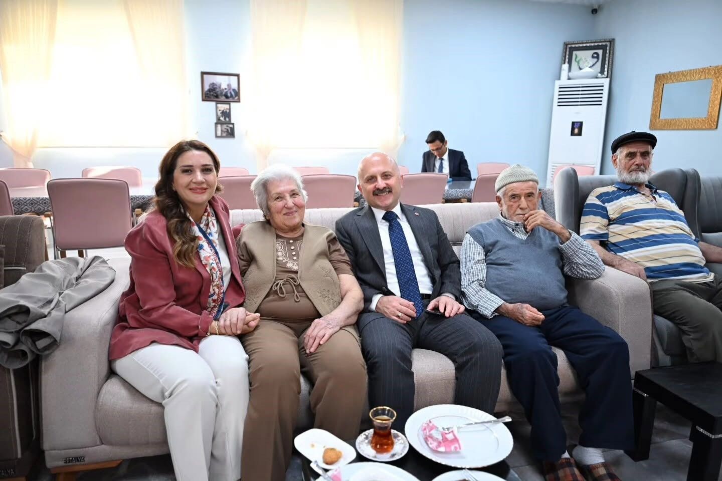 Aydın Valisi Varol Yaşlı Çınarların Gönlünü Aldı (2)