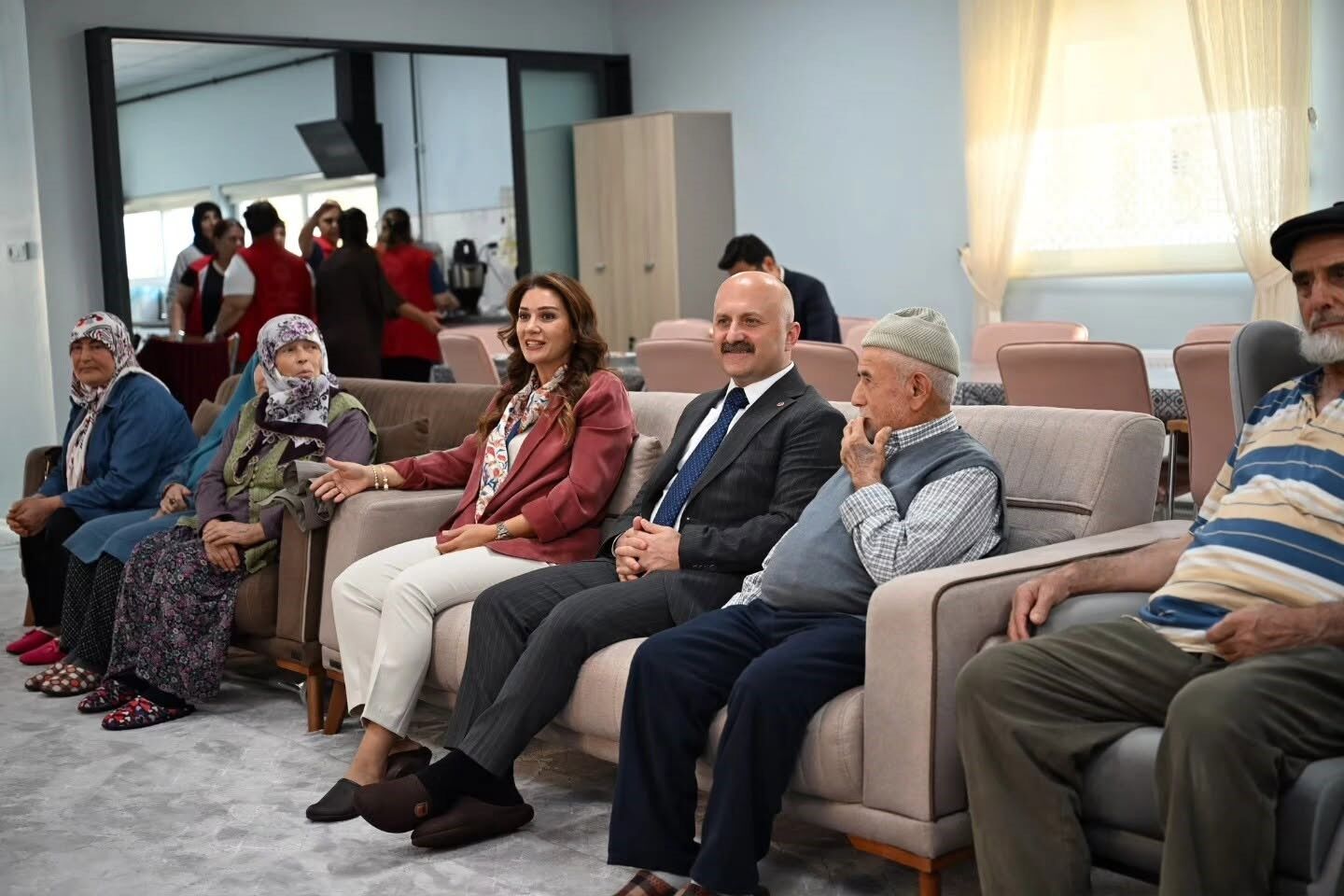 Aydın Valisi Varol Yaşlı Çınarların Gönlünü Aldı (3)