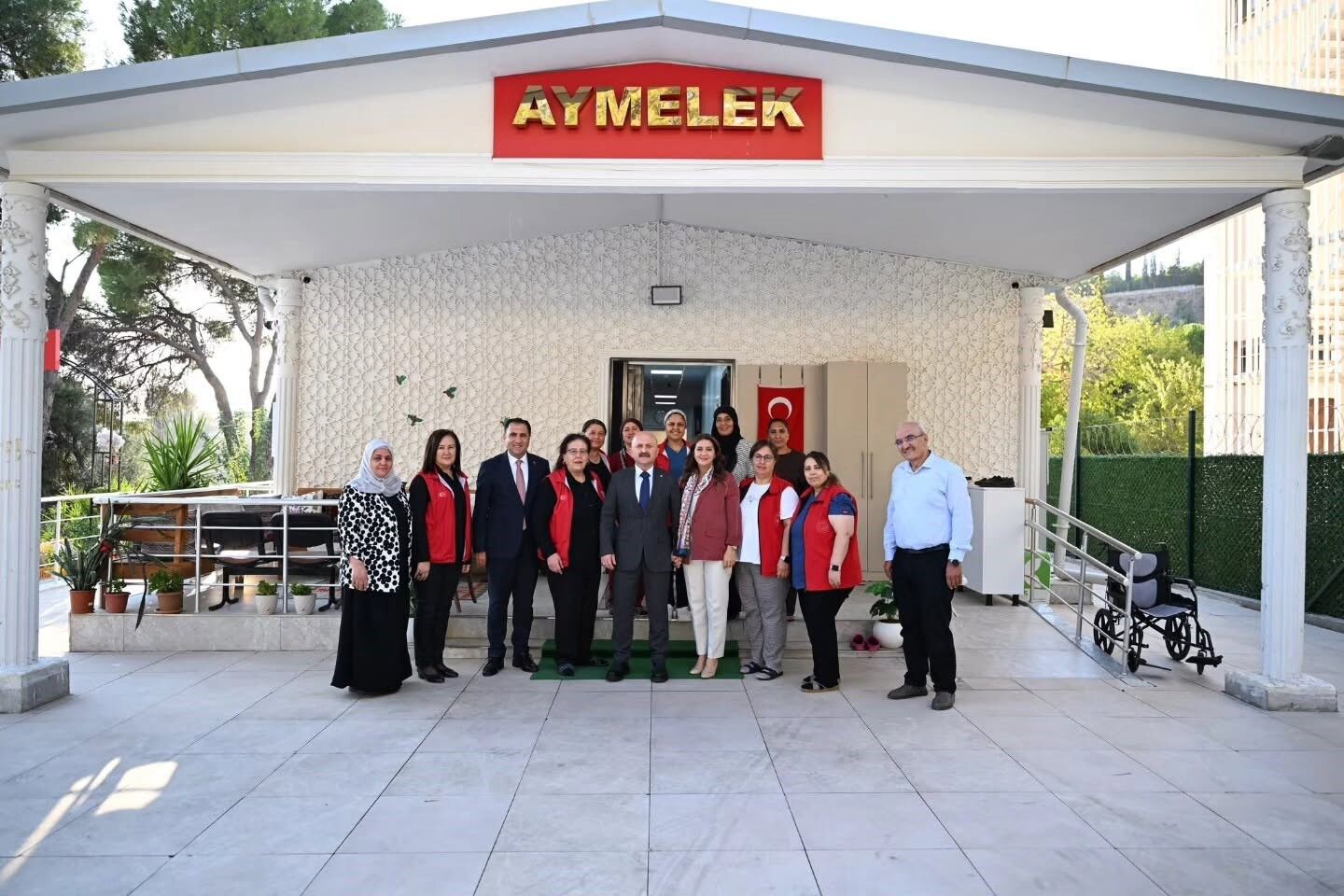 Aydın Valisi Varol Yaşlı Çınarların Gönlünü Aldı (4)